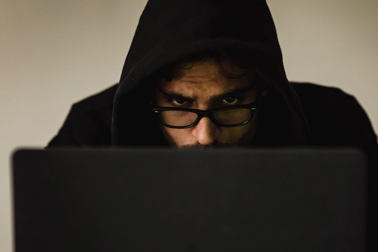 privacidade na internet, navegação masculina na web em um laptop
