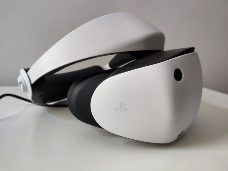 Gogle PlayStation VR2, białe, z czarnymi elementami, na białym tle.