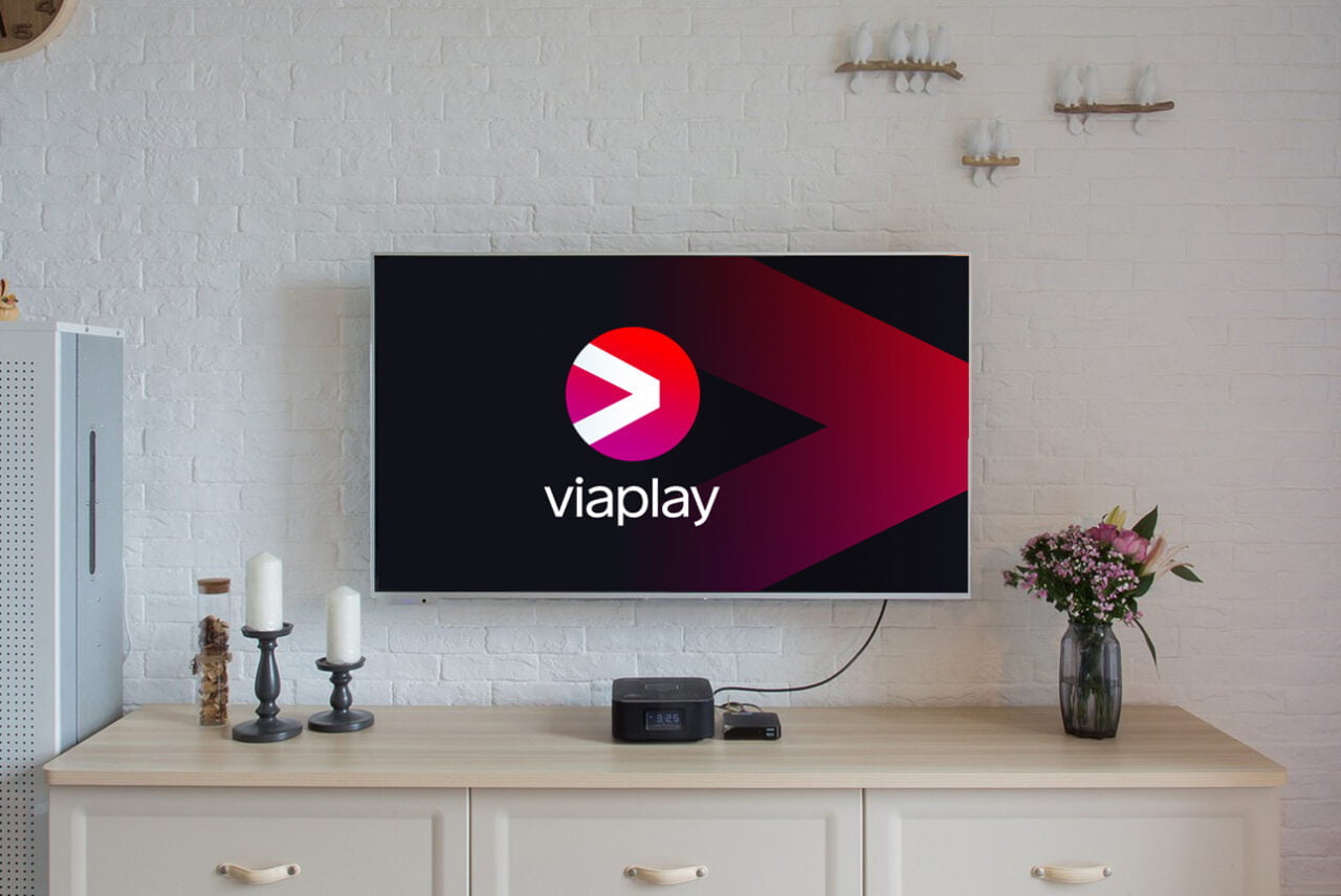 TV na sala com o logotipo da Viaplay na tela