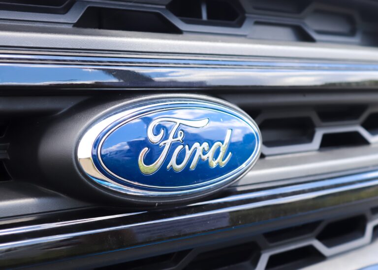 Logo Forda na grillu samochodu.