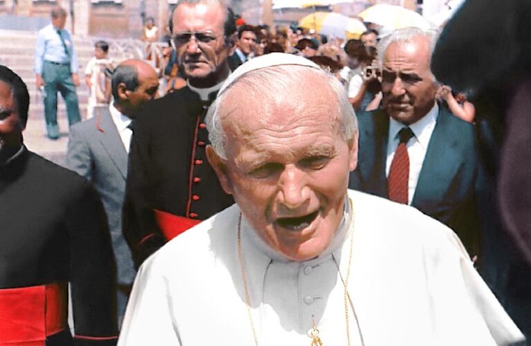 Jan Paweł II fot. Wikimedia Commons/James G. Howes, 1985