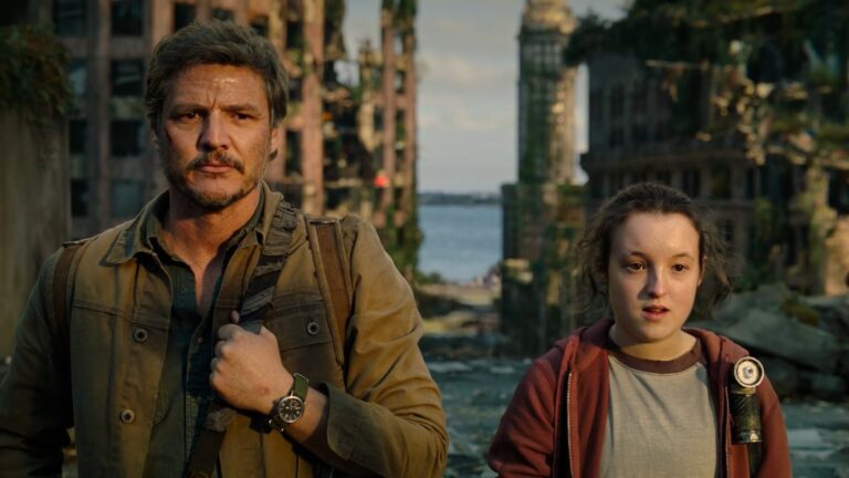 Mężczyzna i nastolatka stoją na tle zrujnowanego miasta porośniętego roślinnością. Bohaterowie serialu The Last of Us od HBO
