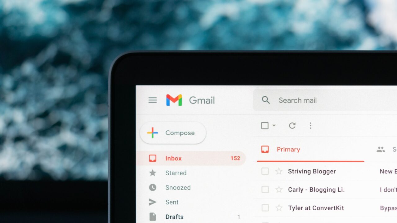 Skrzynka poczty Gmail otwarta na laptopie