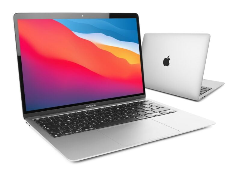 Otwarty laptop MacBook Air z kolorowym ekranem, widziany z przodu, oraz zamknięty egzemplarz w tle.