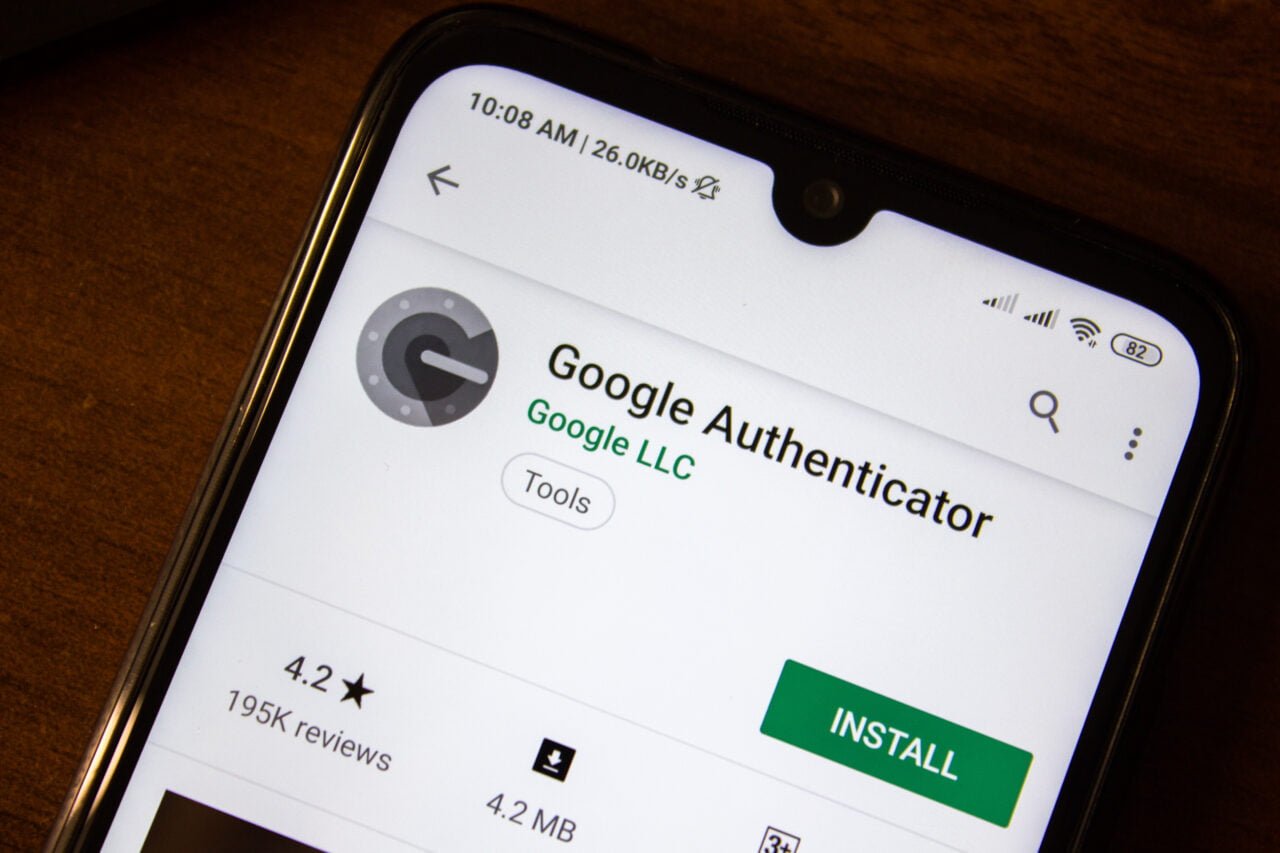 Smartfon z otwartym sklepem aplikacji na stronie aplikacji Google Authenticator z widocznym przyciskiem instalacji.