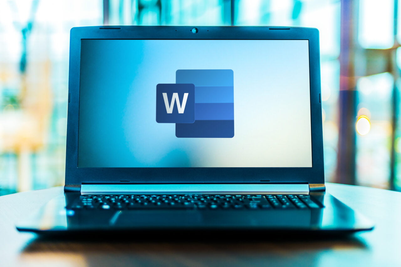 Laptop z wyświetlonym logo Microsoft Word na ekranie.