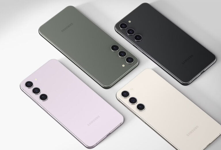 Cztery smartfony Samsung Galaxy S23 z widocznymi tylnymi panelami w różnych kolorach, ułożone równolegle na jasnym tle.