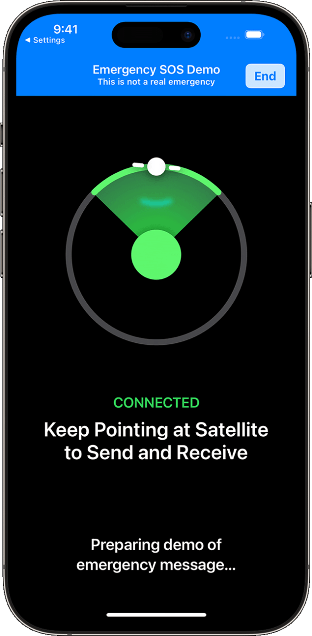 Smartfon pokazujący demo funkcji SOS awaryjnego przy połączeniu satelitarnym z graficznym interfejsem i instrukcjami utrzymania kierowania urządzenia na satelitę w celu wysyłania i odbierania wiadomości.