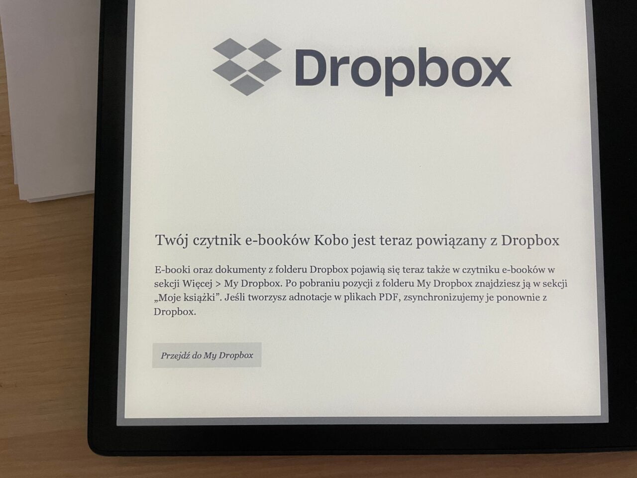 Czytnik e-booków Kobo wyświetlający informację o integracji z Dropbox oraz przycisk "Przejdź do My Dropbox".