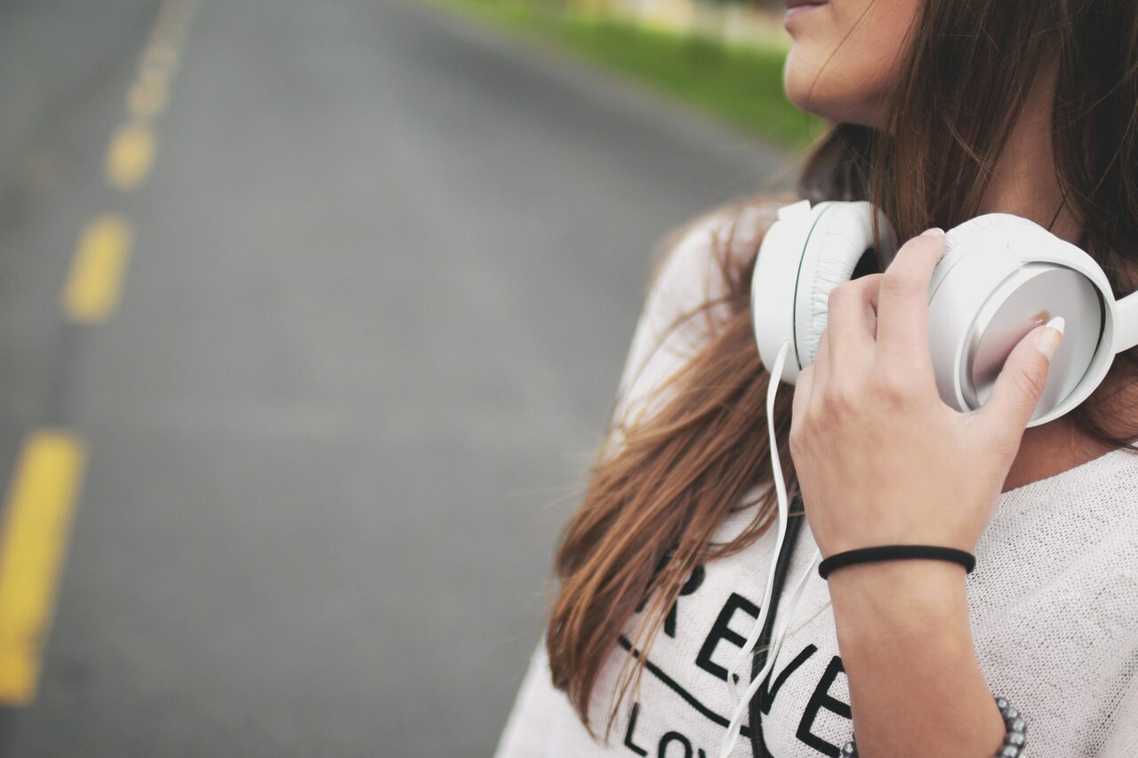 słuchawki słuchanie audiobook Fot Pixabay Autor Foundry