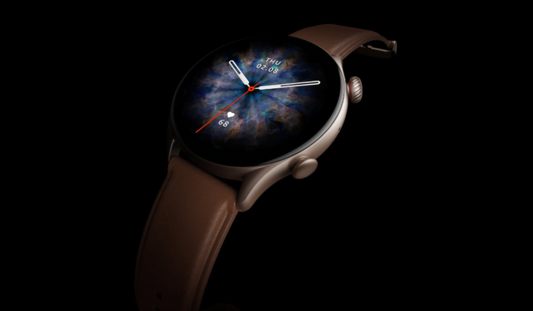 Inteligentny zegarek z brązowym paskiem i okrągłą, czarną tarczą pokazującą kosmiczny wzór, białe wskazówki, datę i informacje o pulsie na ciemnym tle.