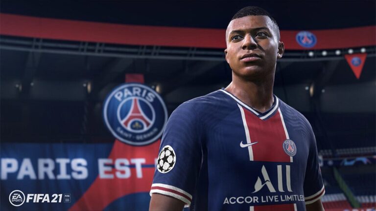 Zrzut ekranu z gry FIFA 21 przedstawiający wirtualnego piłkarza w stroju Paris Saint-Germain na tle stadionu.