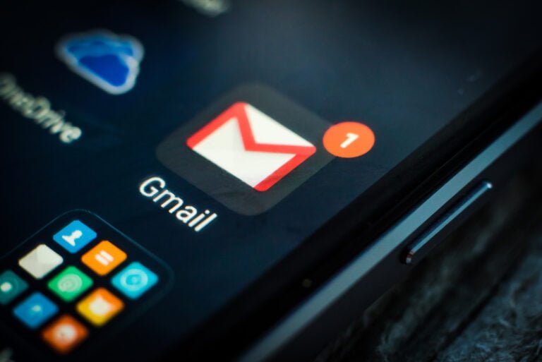 Ikona aplikacji Gmail z oznaczeniem jednej nieprzeczytanej wiadomości na ekranie smartfona.