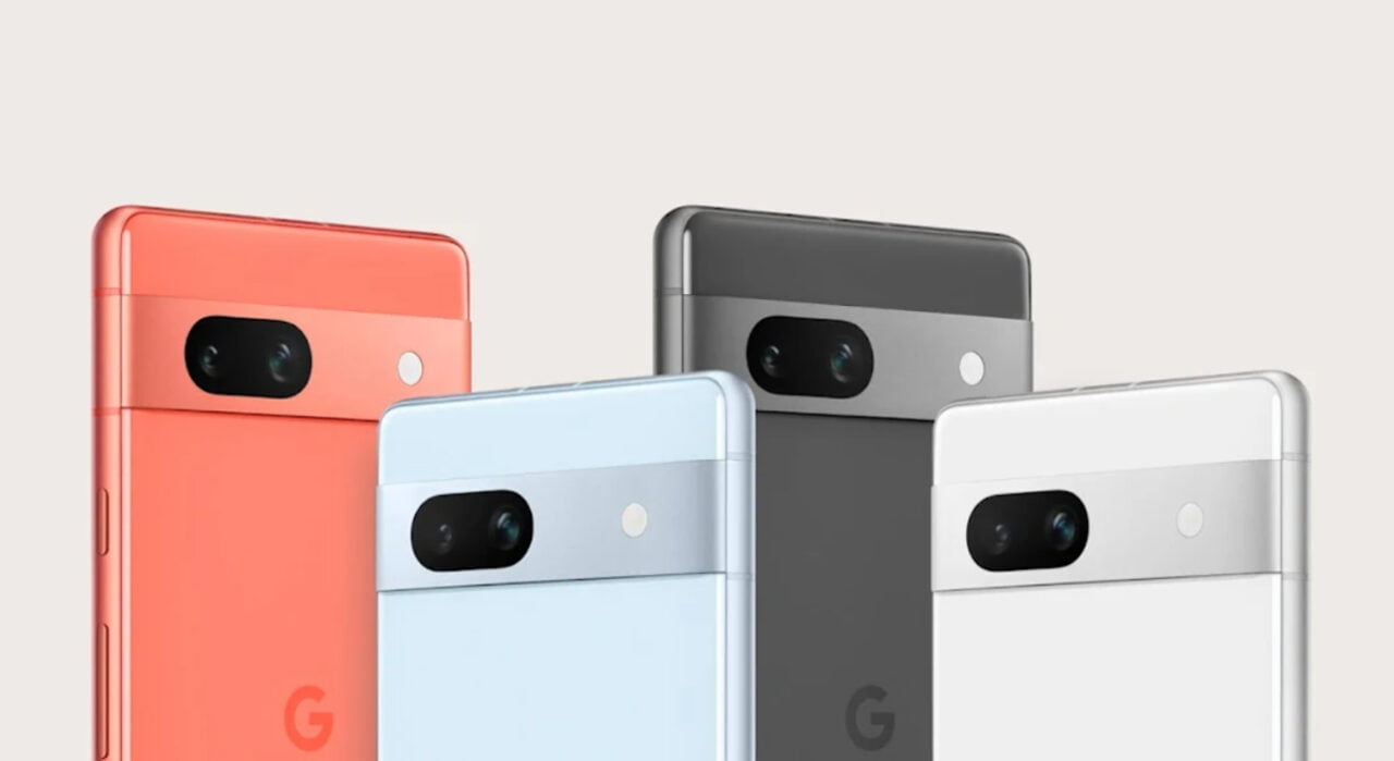 Cztery smartfony w różnych kolorach z tyłu, z podwójnymi kamerami i logo litery "G" w dolnej części, na jednolitym tle. Pixel 9 dostanie nowego asystenta?
