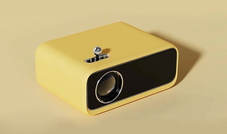 Projektor Xiaomi Wanbo Mini stojący na żółtym podłożu. Sprzęt w takim samym kolorze
