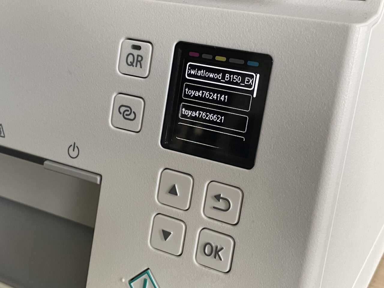 Panel sterowania urządzenia z kolorowym ekranem LCD wyświetlającym opcje menu w języku polskim, przyciski nawigacyjne oraz symbol QR. Jak zainstalować drukarkę Canon na przykładzie modelu Canon PIXma TS6351