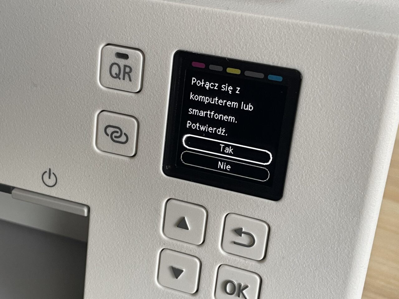 Panel sterowania urządzenia z kolorowym ekranem LCD wyświetlającym opcje menu w języku polskim, przyciski nawigacyjne oraz symbol QR. Jak zainstalować drukarkę Canon na przykładzie modelu Canon PIXma TS6351