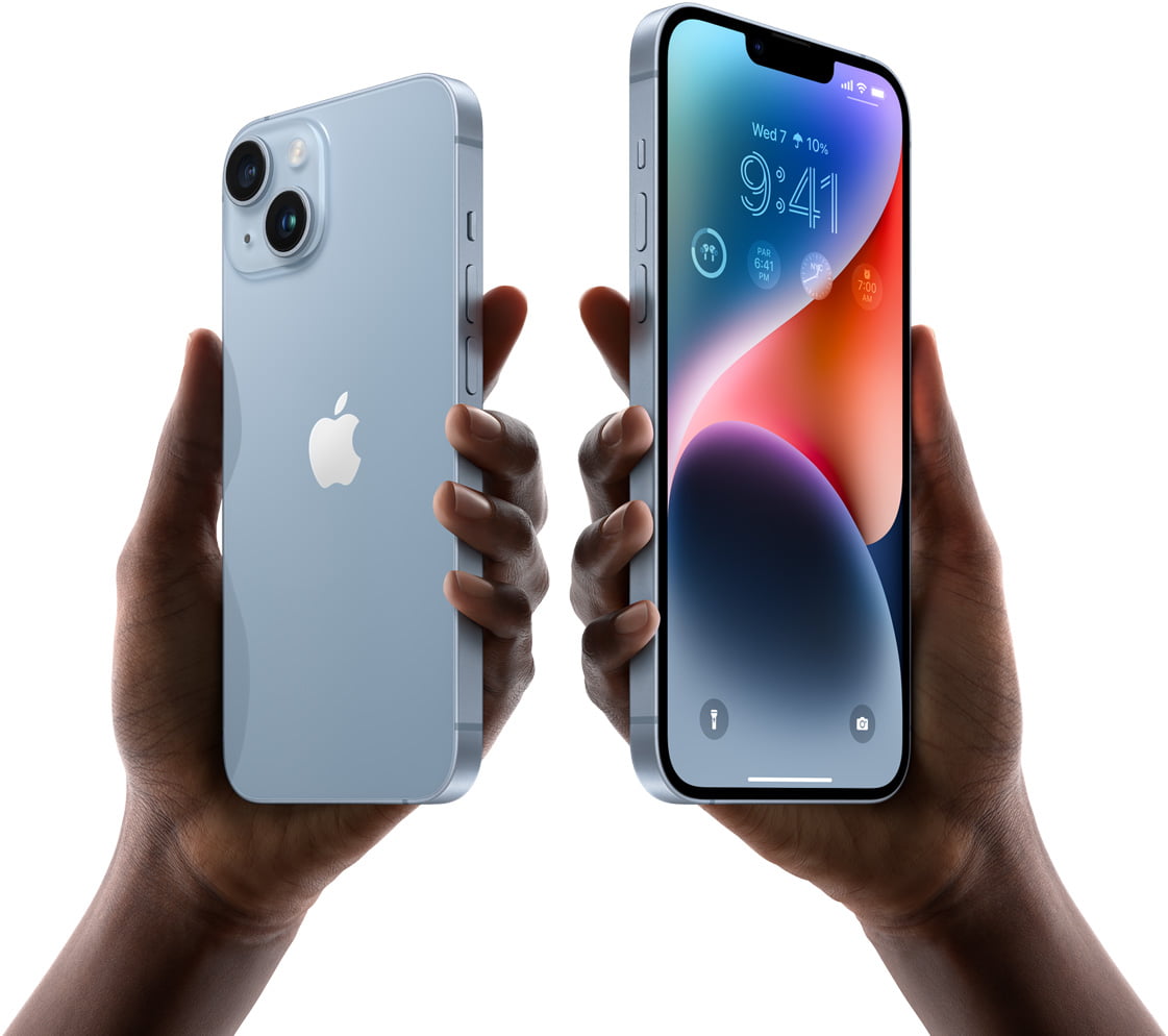 iPhone 14 w kolorze niebieskim trzymany w dłoni