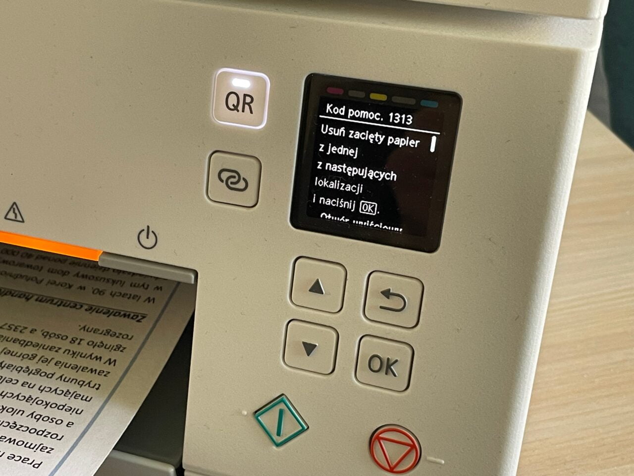 Ekran urządzenia z przyciskami, wyświetlający komunikat błędu o zakleszczeniu papieru i kodzie pomocy 1313.