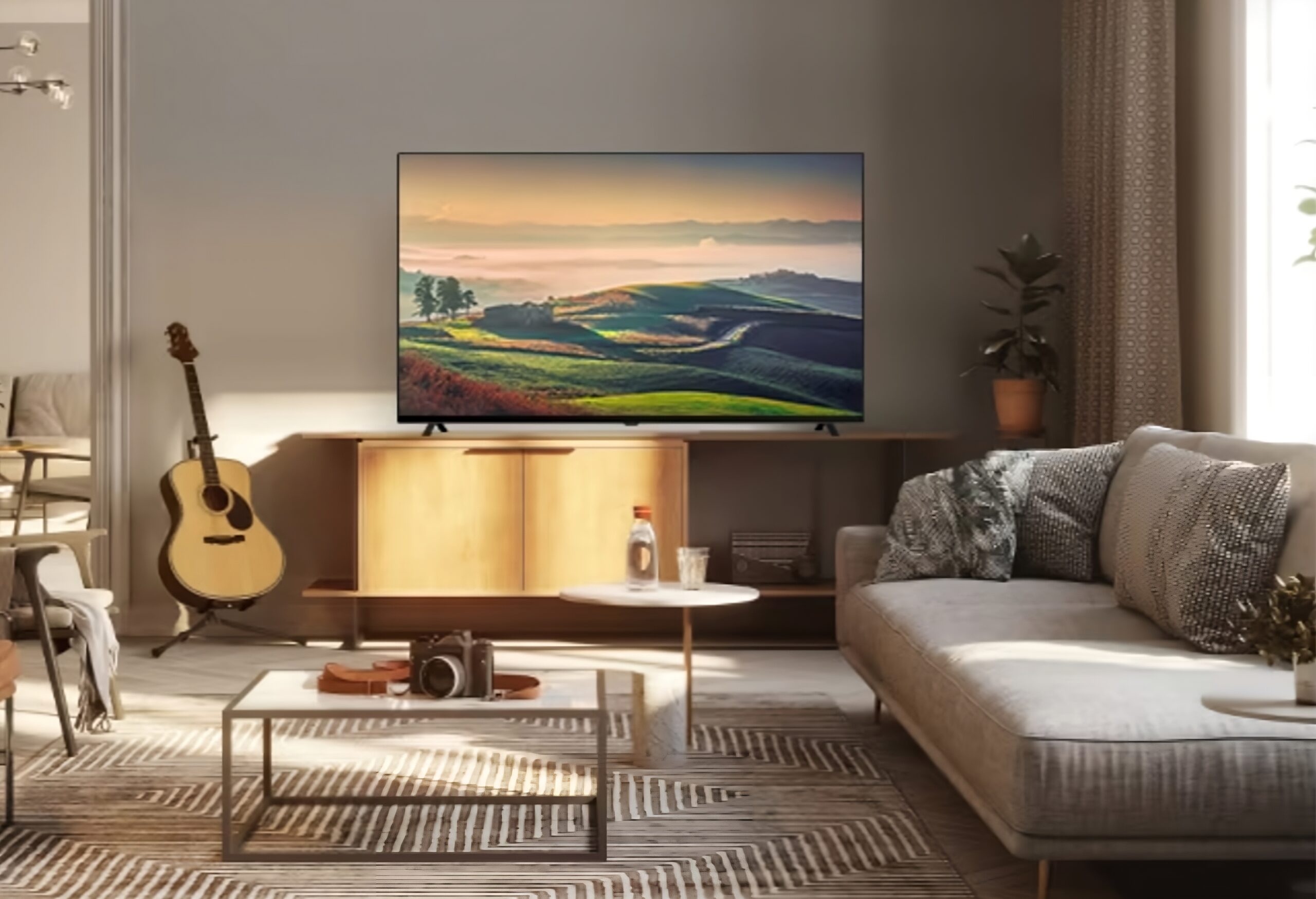 Nowoczesny salon z sofą narożną, dywanem w paski, telewizorem wyświetlającym pejzaż, drewnianą komodą i gitarą akustyczną opartą o ścianę.