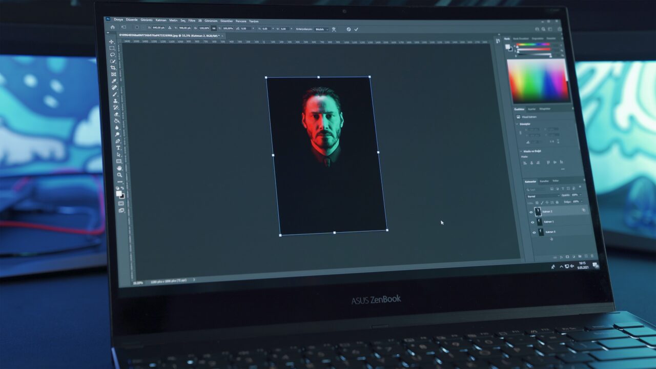 Laptop ASUS ZenBook z otwartym programem do edycji grafiki, w którym wyświetlany jest portret mężczyzny z rozjaśnionymi krawędziami na czerwono-niebieskim tle.