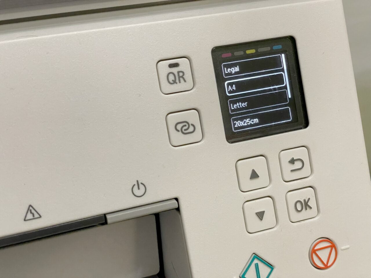 Panel sterowania drukarki z wyświetlaczem LCD pokazującym opcje formatów papieru, w tym Legal, A4 i Letter, oraz przyciskami nawigacyjnymi i potwierdzającymi.