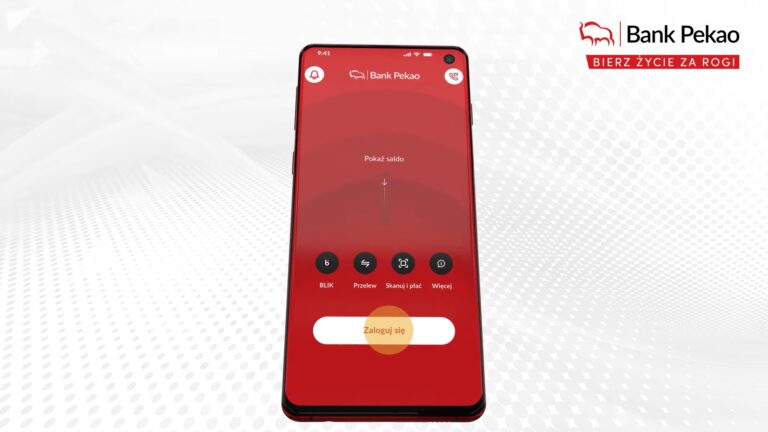 Czerwony smartfon z otwartą aplikacją mobilną Banku Pekao na ekranie, pokazujący ekran logowania z opcjami "BLIK", "Przelew", "Skanuj i płać", "Więcej" oraz przyciskiem "Zaloguj się", na tle z logo Banku Pekao i hasłem "BIERZ ŻYCIE ZA ROGI".