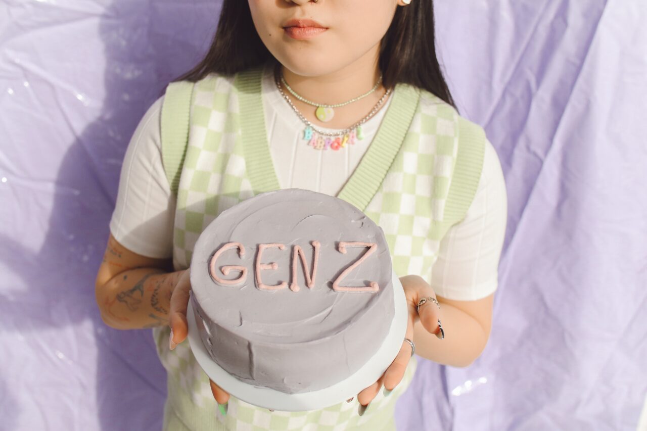Kobieta trzymająca tort z napisem "GEN Z".