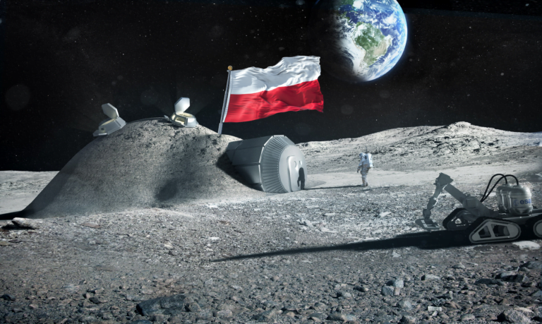 Na zdjęciu przedstawiono scenę kosmiczną z polską flagą powiewającą na Księżycu, lądownikiem w tle, astronautą oraz pojazdem kosmicznym, a w oddali Ziemia widoczna na tle kosmosu. Astronauta i życie w kosmosie.