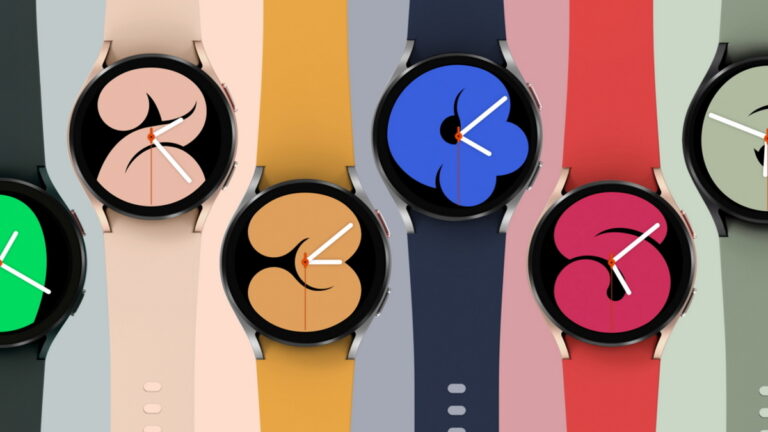Kolekcja kolorowych zegarków smartwatch z abstrakcyjnymi tarczami na różnokolorowych paskach ułożonych obok siebie.