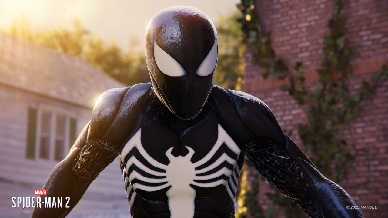 Postać Spider-Mana w czarnym kostiumie na tle miejskiego krajobrazu w grze studia Insomniac Games