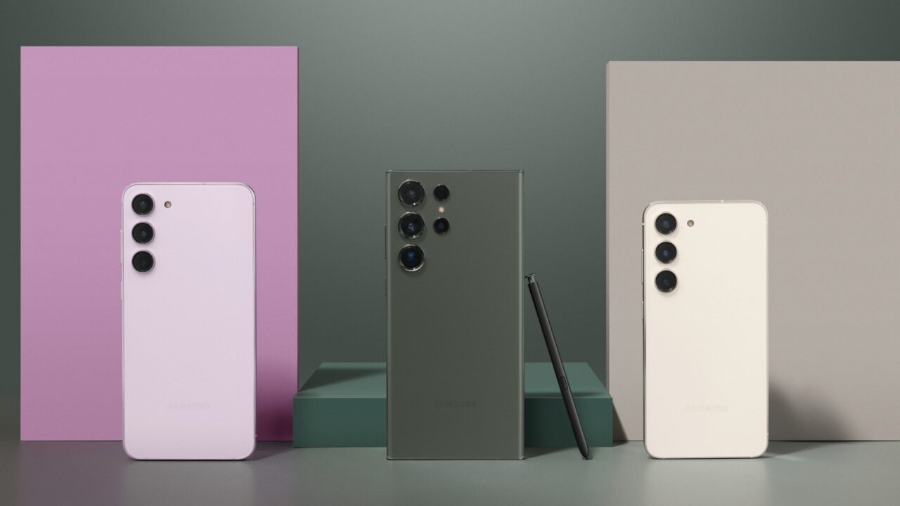 Trzy smartfony Samsung ustawione pionowo na różnokolorowych tłach: różowy, ciemnozielony i szary, każdy z różną liczbą aparatów fotograficznych.