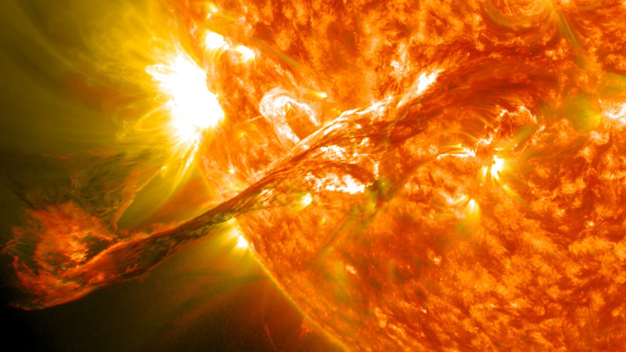 Ludzie są zachwyceni – zaćmienie słońca hitem internetu. Zdjęcie słonecznej erupcji, pokazujące intensywne plamy światła i strumienie energii na tle żarzącej się powierzchni Słońca. Efektem jest rozbłysk słoneczny
