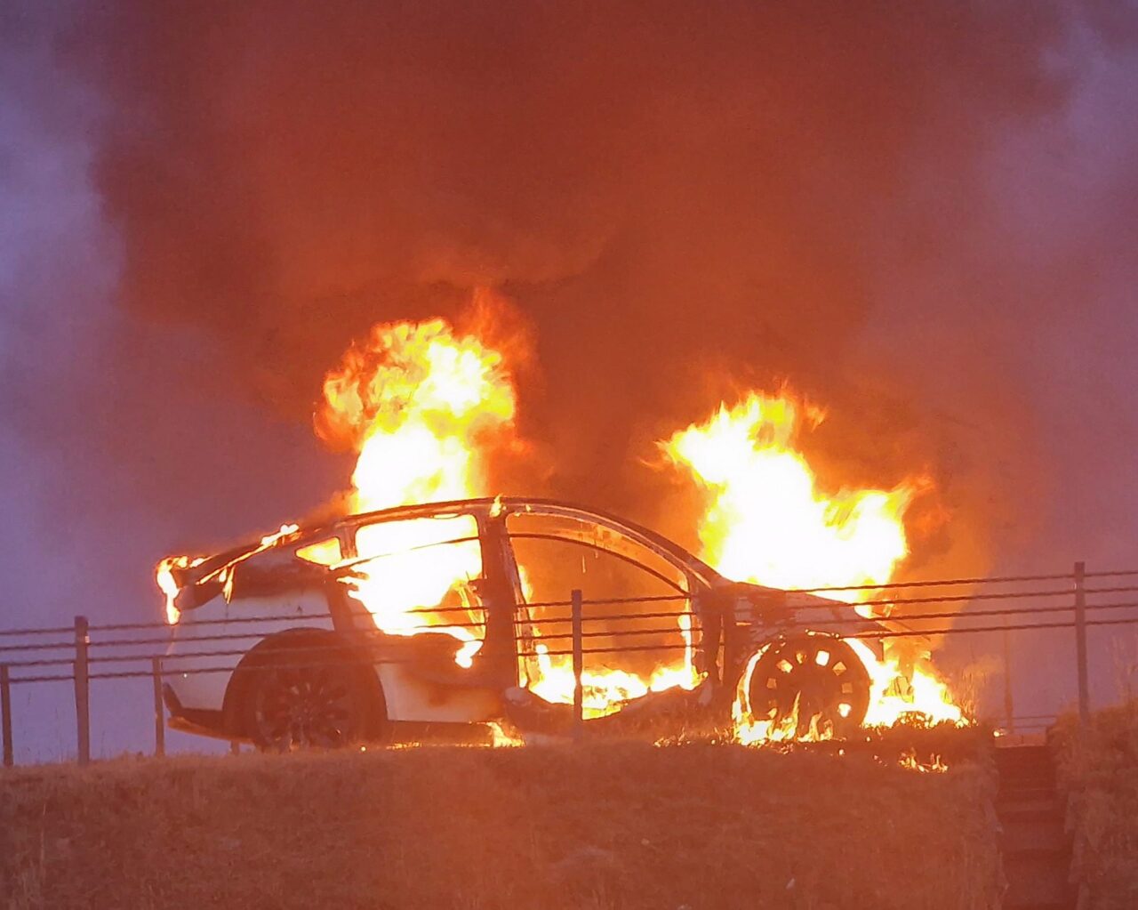 Spłonęła Tesla na autostradzie A1 – potężne straty i walka 6 jednostek straży pożarnej