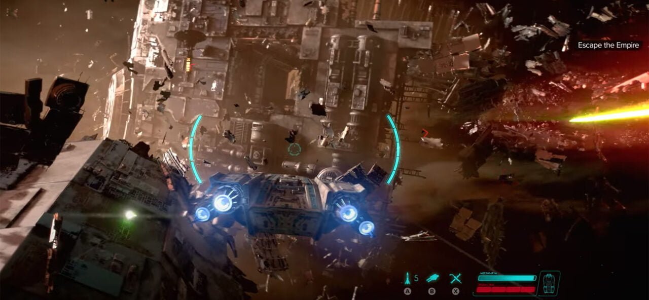 Uma cena de batalha espacial de Star Wars Outlaws, mostrando um caça espacial escapando por um campo de naves destruídas com lasers verdes e vermelhos ao fundo e a interface do jogo exibindo o status de saúde e munição.