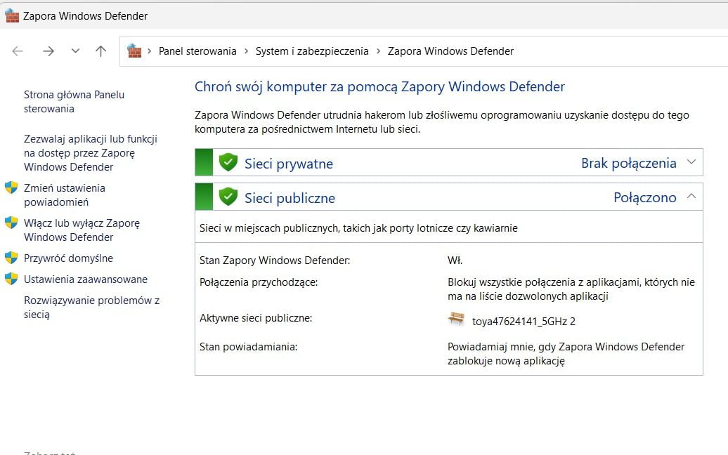 Okno ustawień Zapory Windows Defender z zaznaczonymi opcjami "Sieci prywatne" i "Sieci publiczne" oraz wyświetlonym statusem braku połączenia sieciowego.