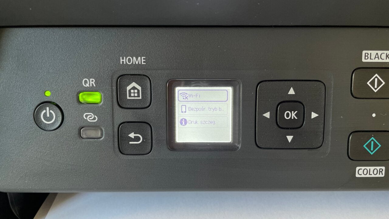 Panel sterowania drukarki z wyświetlaczem LCD pokazującym opcje Wi-Fi oraz przyciski nawigacyjne i domowej strony.
