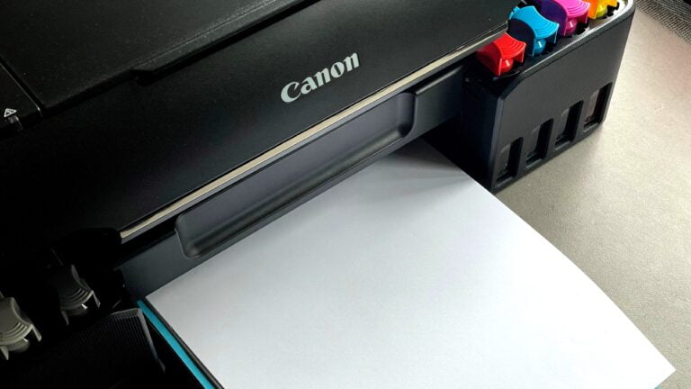 czarna drukarka canon drukująca stronę