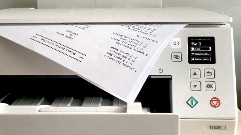 biała drukarka canon z wydrukiem testowym