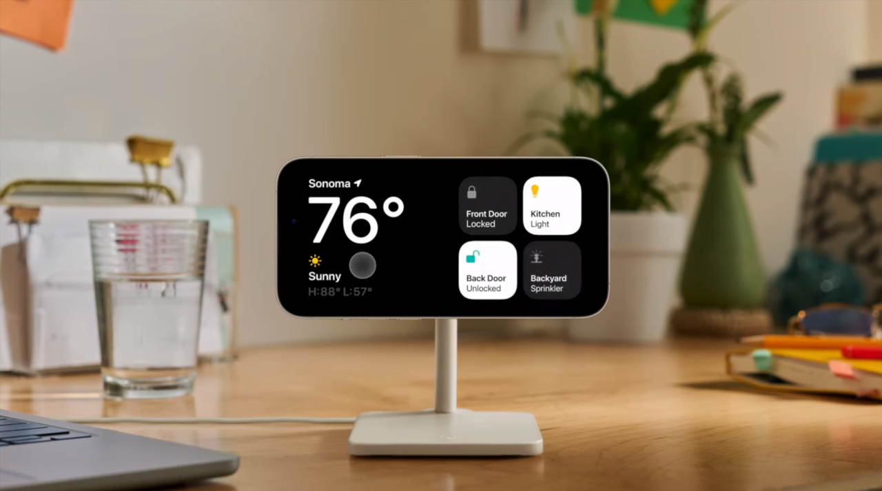 Inteligentny wyświetlacz na biurku pokazujący informacje o pogodzie i statusie inteligentnego domu, w tym temperaturę, warunki pogodowe i status blokady drzwi. iPhone