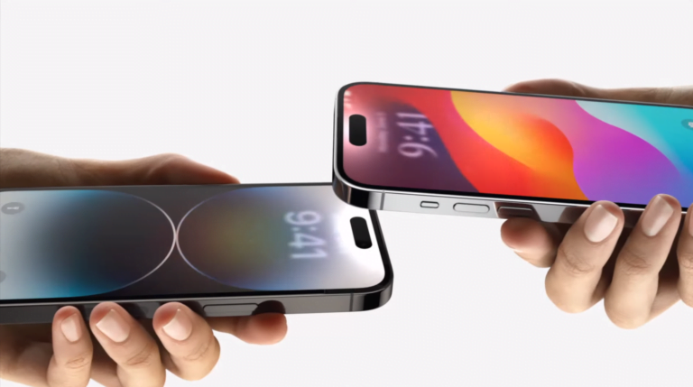 Dwa smartfony Apple iPhone w ludzkich dłoniach, które wymieniają się danymi