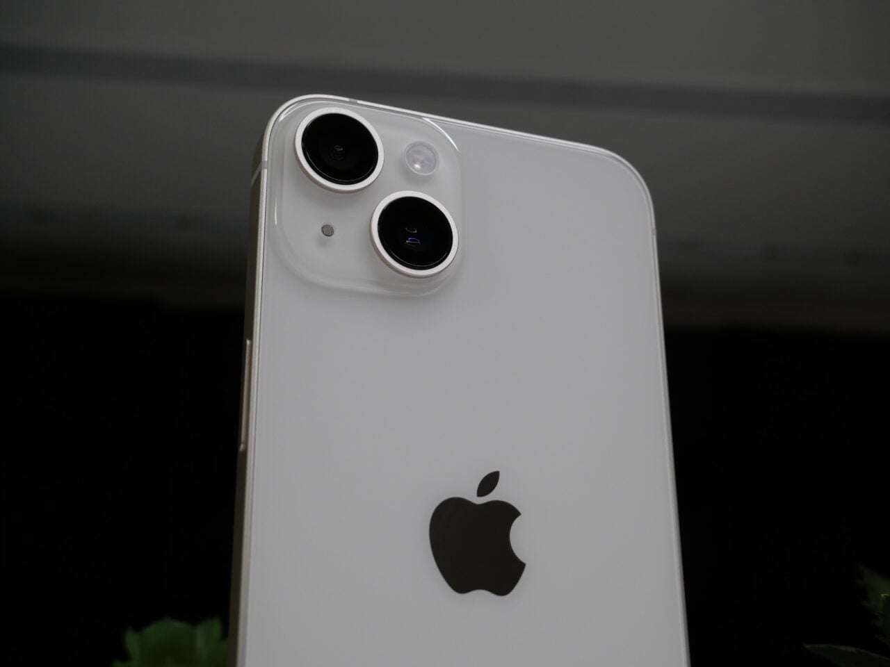 Tył smartfona z podwójnym aparatem fotograficznym i logo firmy Apple.