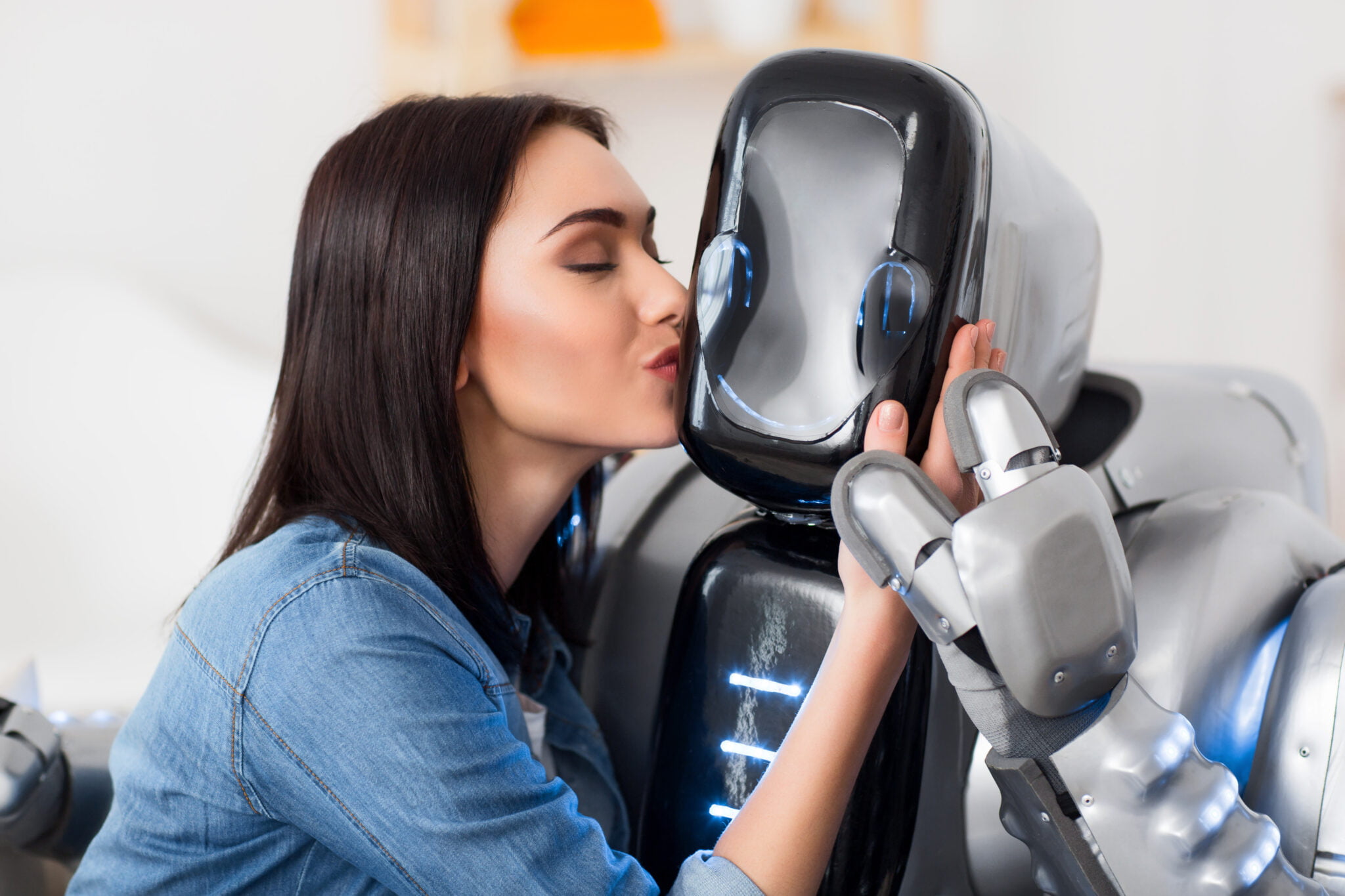 Механофилия. Девушка целует робота. Человек целует робота. Робот контроль девка. Механофилия к автомобилям.
