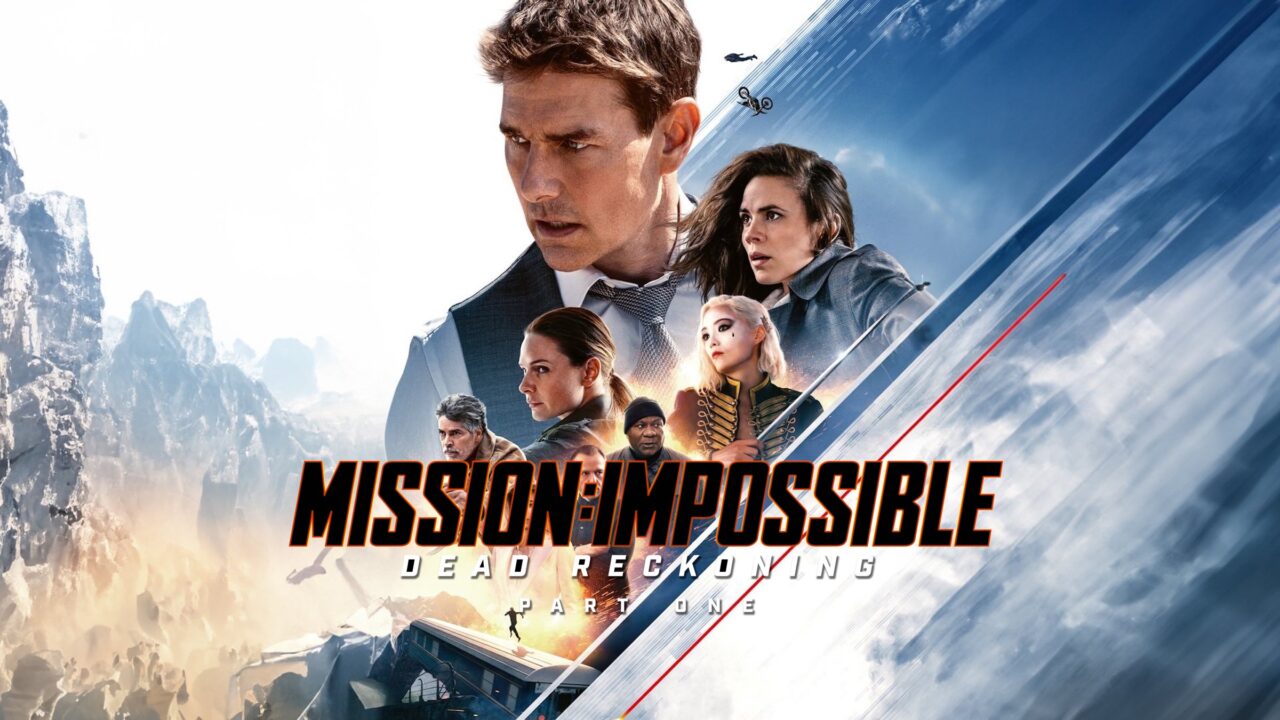 Plakat filmowy "Mission: Impossible Dead Reckoning Part One" z rozmytym tłem przedstawiającym góry i niebo, z kilkoma postaciami w różnych pozach, w tym mężczyzną z przodu oraz dużym tytułem filmu na środku. Film można obejrzeć m.in. na platformie SkyShowtime.