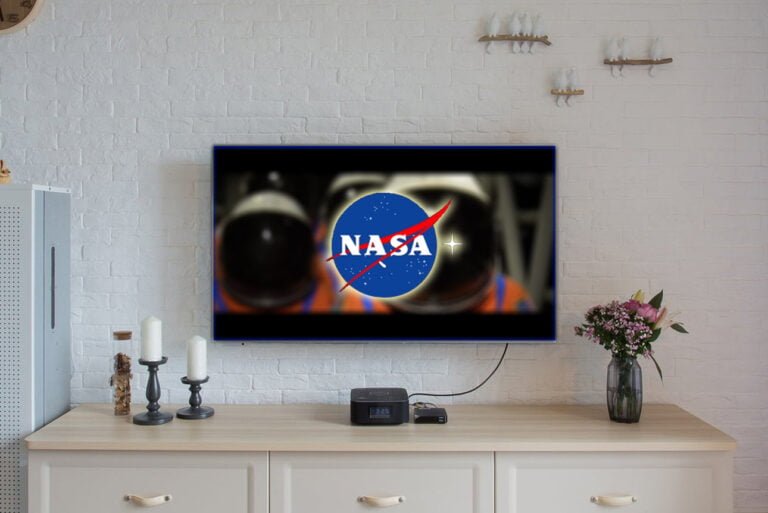 telewizor powieszony na ścianie, a na ekranie widoczne logo NASA+