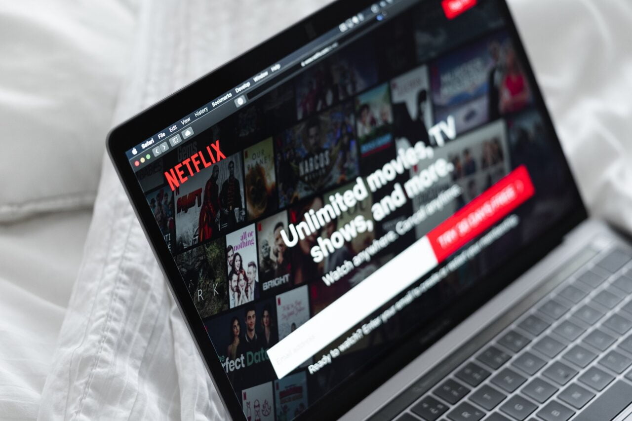 zdjęcie ilustrujące artykuł na temat tego, jaka jest cena Netflix w Polsce i przestawiające laptopa z dostępem do platformy