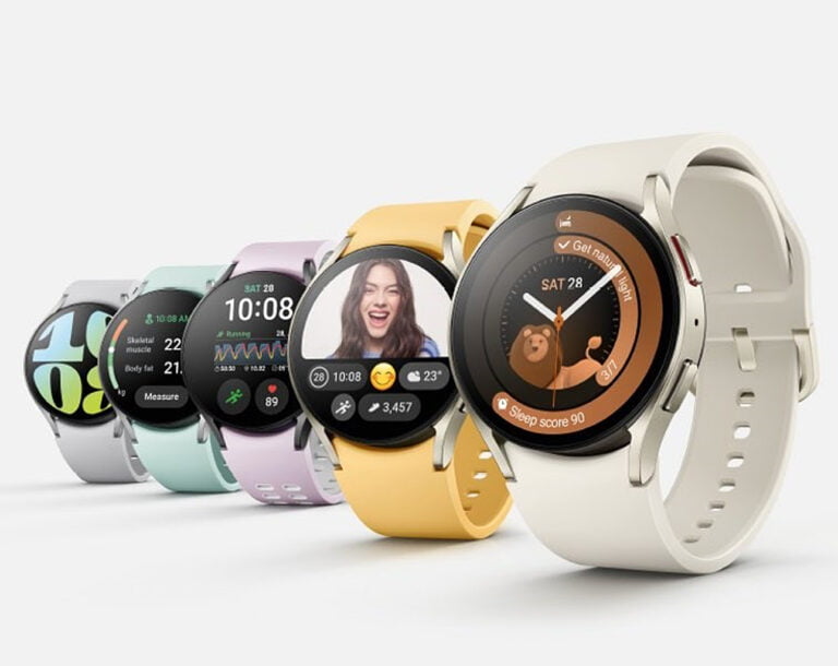 Pięć inteligentnych zegarków z różnymi kolorowymi paskami i ekranami wyświetlającymi różne funkcje.