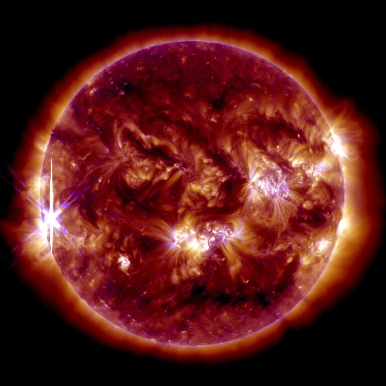 Tytuł: Zdjęcie Słońca w ekstremalnie ultrafiolecie ukazujące aktywność magnetyczną i plamy słoneczne. Prezentuje rozbłysk słoneczny