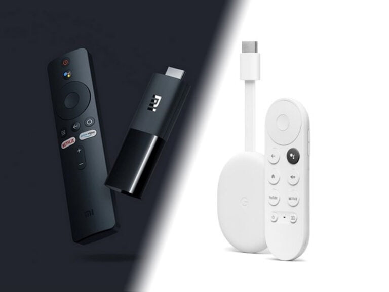 Czarny Xiaomi Mi TV Stick oraz biały Google Chromecast z pilotami.