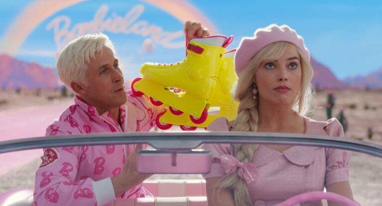 Dwie postacie, Barbie i Ken w różowych strojach, z których jedna trzyma żółte wrotki, siedzi w różowym kabriolecie przed tęczą z napisem "Barbieland" na jasnoniebieskim niebie.
